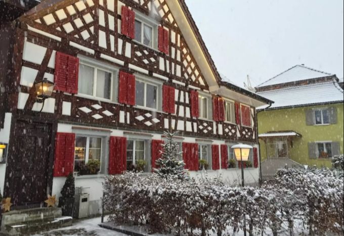 Der Eingang zur Krone in Lommis TG. Krone