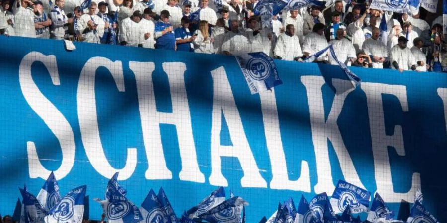 Verschiedene Fan-Gruppierungen wollen parallel zum Auswärtsspiel von Schalke eine Menschenkette um das Vereinsgelände Berger Feld mit der Veltins-Arena bilden. Foto: Bernd Thissen/dpa