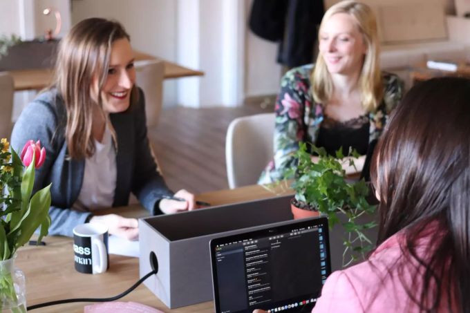 Gemeinsames Lachen hilft der Arbeitsatmopshäre. Frauen lachen