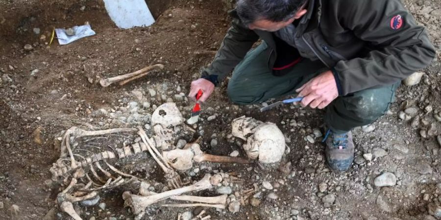 Der Grabungsleiter Jürgen Hald gräbt Teile von Skeletten an der historischen Hinrichtungsstätte unweit des Gnadensees aus.(Teil des Bodensees) aus. Archäologen haben dort Reste eines Galgens, mehrere Skelette sowie Brandgruben gefunden. (zu dpa: «Tod am Galgen - Archäologen entdecken Hinrichtungsstätte am Bodensee»). Foto: Felix Kästle/dpa