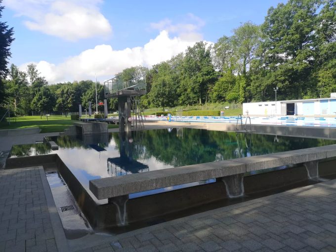 Das Springturm-Becken. Badi Walkematt Lenzburg