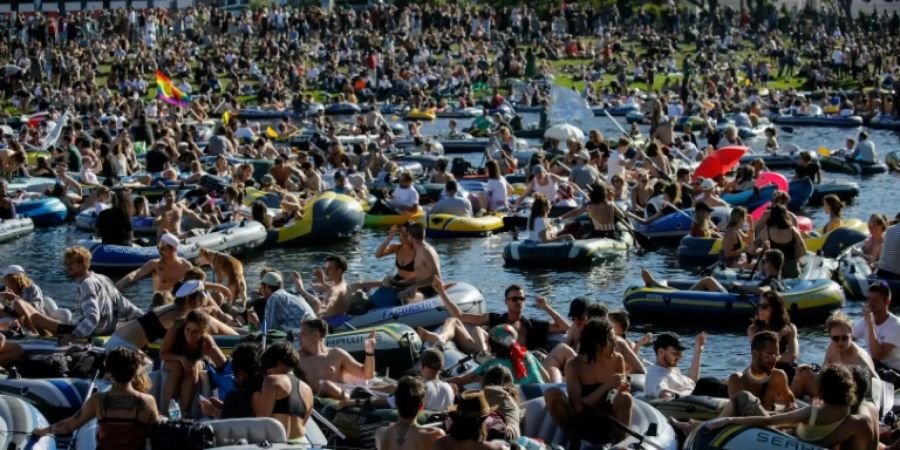 Gedränge bei Berliner Party trotz Corona