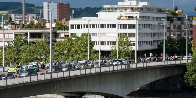 Brücken-Blockade - Frauenstreik in Basel endet mit Personenkontrollen