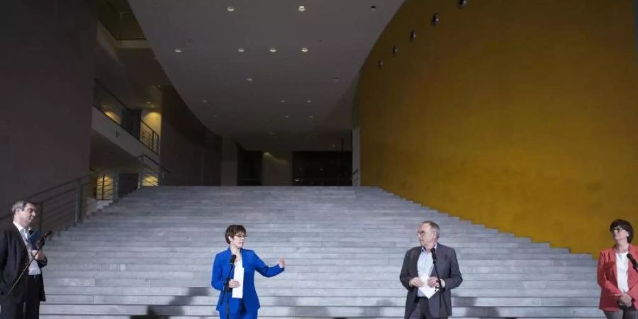 CSU-Chef Markus Söder (l-r), die CDU-Vorsitzende Annegret Kramp-Karrenbauer, sowie die Co-Vorsitzenden der SPD, Norbert Walter-Borjans und Saskia Esken, sprechen nach der Sitzung zu Journalisten. Foto: Markus Schreiber/AP POOL/dpa