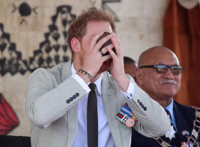 Bula! Prinz Harry witzelte später über das Ritual: «Bier trinken ist einfacher.» Prinz Harry