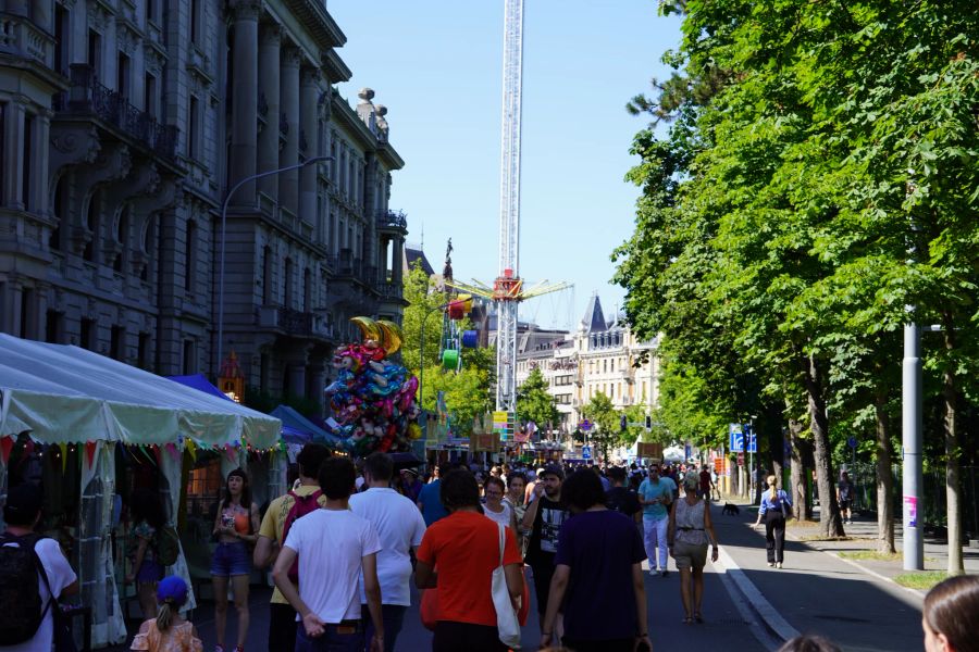 Zahlreiche Menschen zieht es am Samstag in die Zürcher Innenstadt.