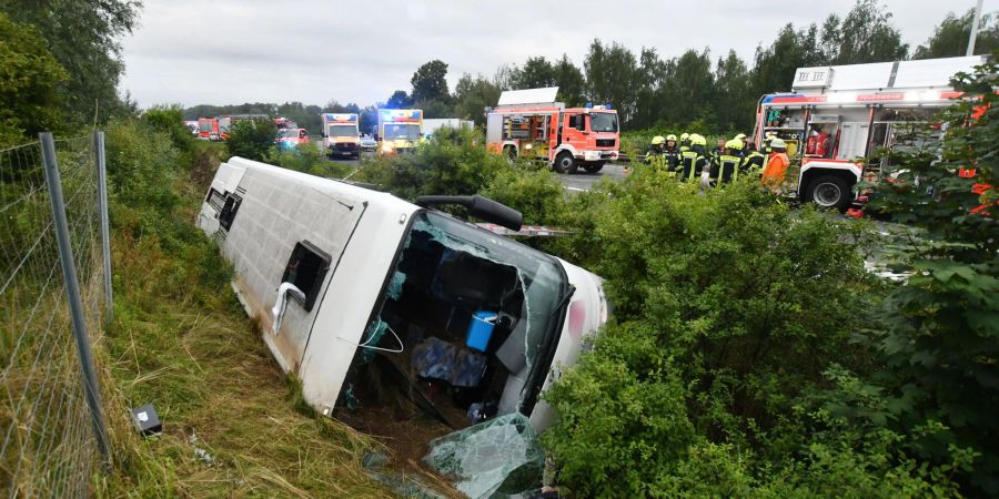 Einsatzkräfte an der Unfallstelle.