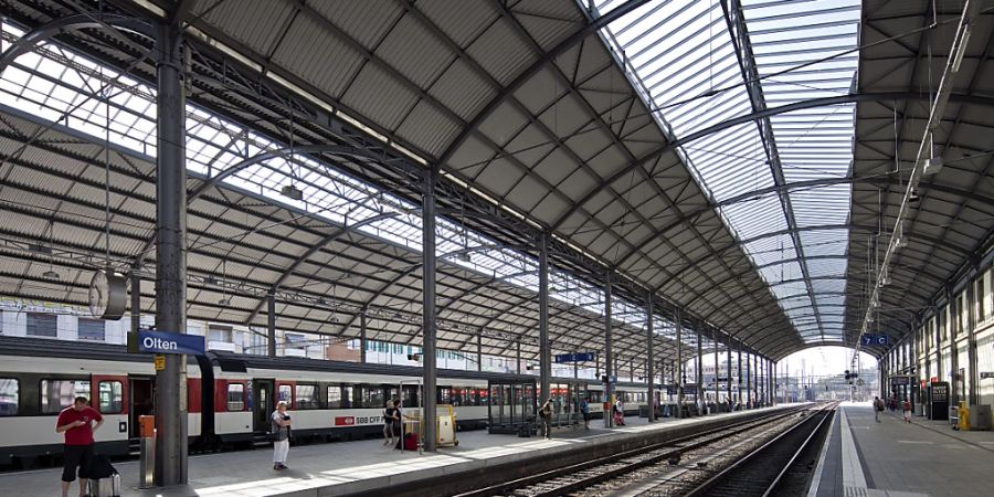 Einem 20-jährigen Bulgaren wird vorgeworfen, im Bahnhof Olten einen Mann kurz vor Eintreffen eines Zuges auf das Gleis geschubst zu haben. (Symbolbild)