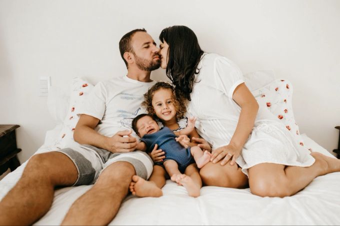 Nähe und Körperkontakt stärken die Bindung. Familie