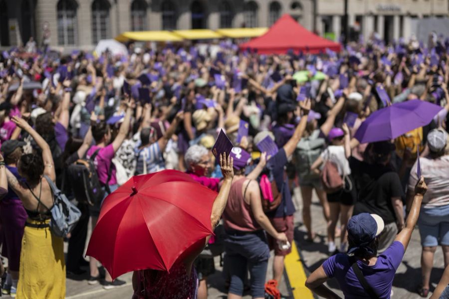 Mehr als 1000 Personen demonstrieren während der Sommersession 2023 am feministischen Streik auf dem Bundesplatz in Bern. (Archivbild)