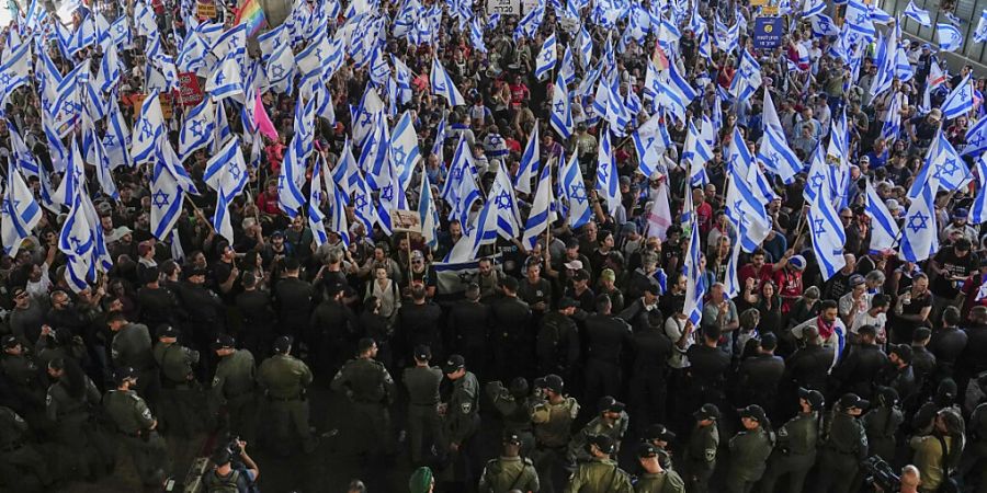 Tausende Israelis sprechen sich gegen die geplante Justizreform aus. Foto: Ariel Schalit/AP