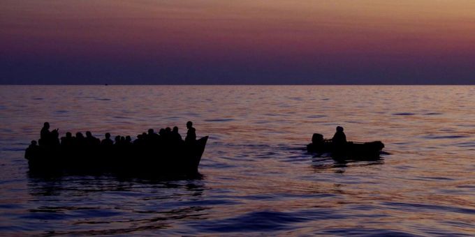 Ein Rettungsboot der deutschen Hilfsorganisation Resqship begleitet ein überfülltes Stahlboot im Mittelmeer mit 36 Migranten. Sie wurden von dem Motorsegelschiff «Nadir» aufgenommen und in den Hafen von Lampedusa gebracht. Pietro Desideri/RESQSHIP/dpa Rettungsaktion