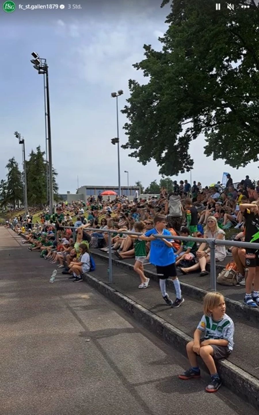 Viele Fans verfolgen das Training des FCSG in Arbon.