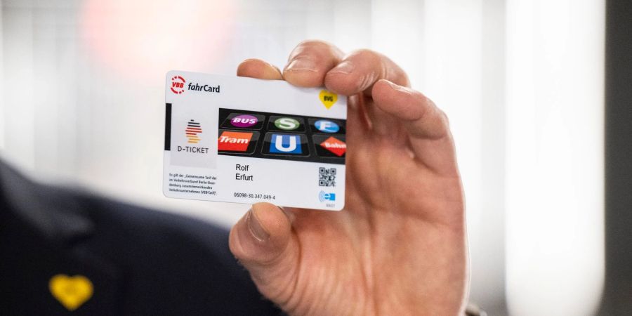 Dass das Deutschlandticket nur online, über Reisezentren oder mit Hilfe des Aboservices zu erwerben ist, hält laut Fahrgastverband viele Interessenten vom Kauf ab.