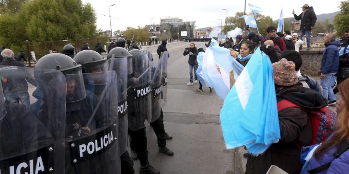 In der gesamten Provinz Jujuy in Argentinien sind Proteste gegen eine kürzlich verabschiedete Verfassungsreform ausgebrochen. (AP Photo/Juan Burgos) Argentina Protest