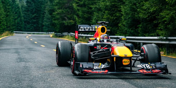 Der Red Bull RB7 wird am 9. September von Sebastian Vettel über die Nordschleife pilotiert. Red Bull RB7
