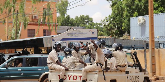 Nach dem Putsch im Niger sicherten Tausende dem Militär ihre Unterstützung zu. Darunter auch Polizisten. Foto: Djibo Issifou/dpa Putsch im Niger