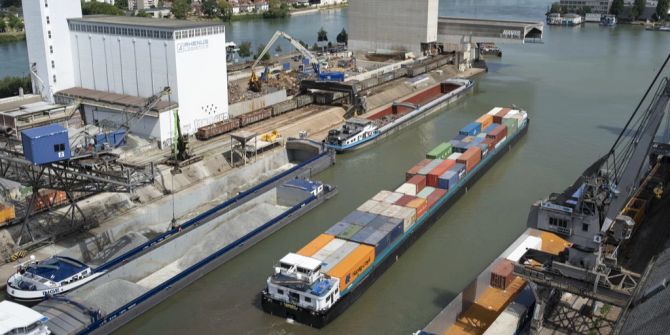 Containerschiff im Hafen