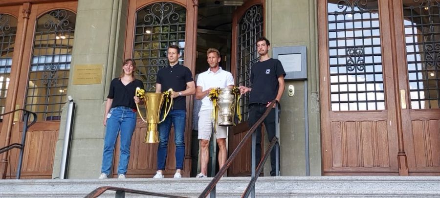 Angekommen beim historischen Museum von Bern posieren die beiden Spieler nochmal mit ihren Titeln.