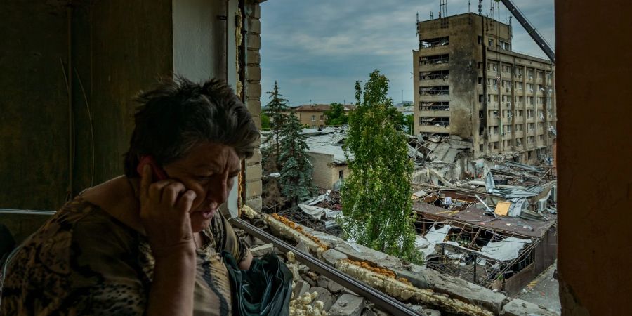 Eine Frau ruft im Zentrum von Kramatorsk per Telefon um Hilfe. Ihr Wohnhaus wurde durch die Schockwelle des russischen Raketenangriffs zerstört.