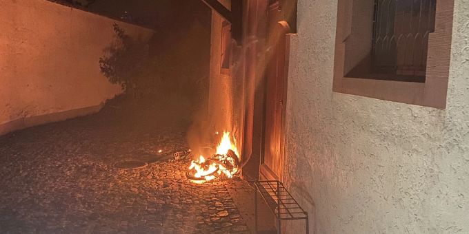 E-Bike-Akku-Brand im Kircheninnenhof. E-Bike-Akku Brand