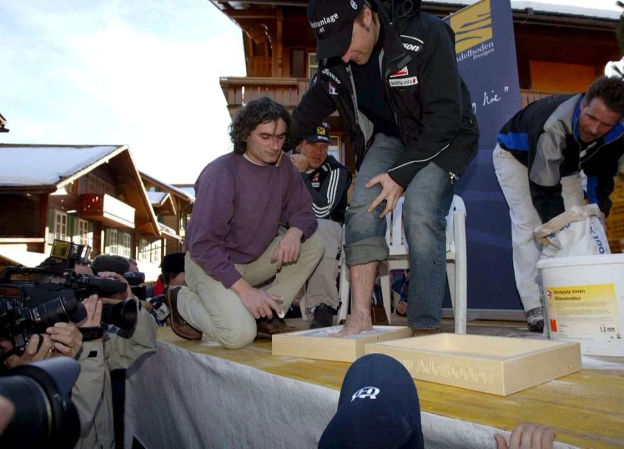 Der österreicher Hans Knauss macht einen Gipsabdruck nach seinem Sieg 2003.