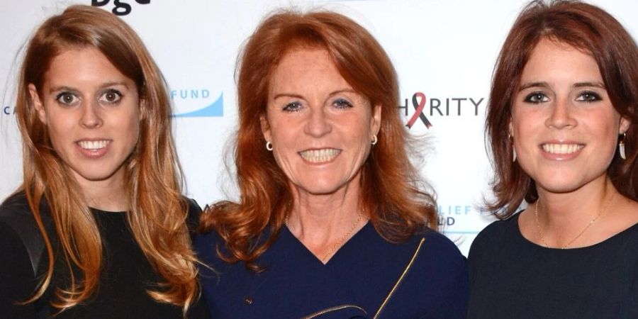 Prinzessin Beatrice (l.) mit ihrer Mutter Sarah Ferguson, Herzogin von York, und ihrer Schwester Prinzessin Eugenie bei einem Charity-Event.