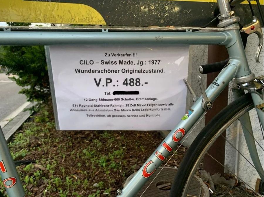 Ein daran befestigter Zettel zeigt zahlreiche Infos zu den verbauten Komponenten, Kontaktdaten und den Preis.