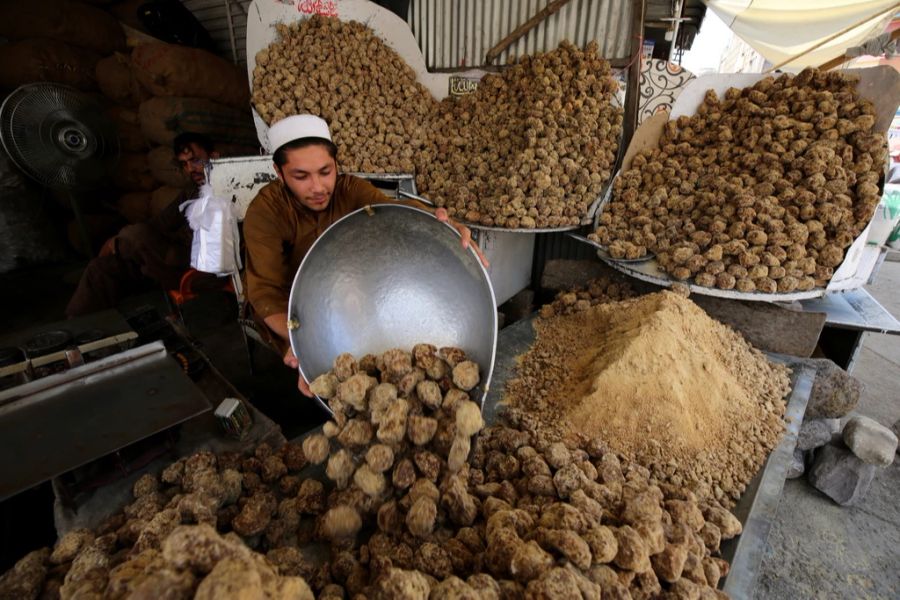 Ein Händler verkauf Zucker in Pakistan. Auch die Zucker-Produktion leidet unter schlechtem Wetter.