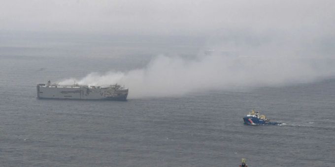 Aufnahme aus einem Flugzeug der niederländischen Küstenwache: dicke Rauchwolken steigen aus dem Autofrachter «Fremantle Highway» in der Nordsee auf. Aufnahme aus einem Flugzeug der niederländischen Küstenwache: dicke Rauchwolken steigen aus dem Autofrachter «Fremantle Highway» in der Nordsee auf.