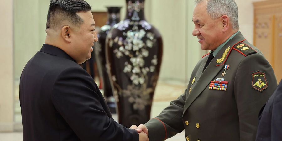 Shakehands zur Begrüssung: Kim Jong Un (l.) empfängt Sergej Schoigu in Pjöngjang.