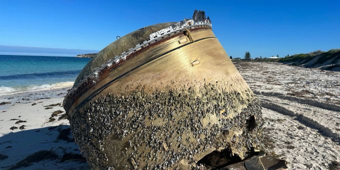 Dieses zylindrische Objekt wurde am Strand von Green Head etwa 250 Kilometer nördlich von Perth angespült. Dieses zylindrische Objekt wurde am Strand von Green Head etwa 250 Kilometer nördlich von Perth angespült.