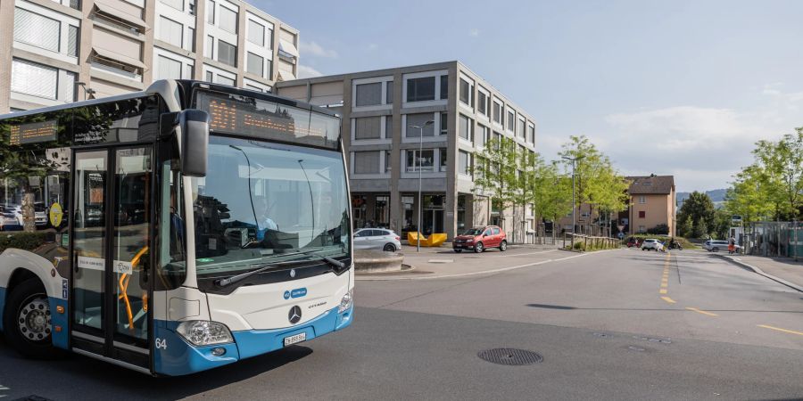Busdurchfahrt in der Gemeinde Geroldswil.