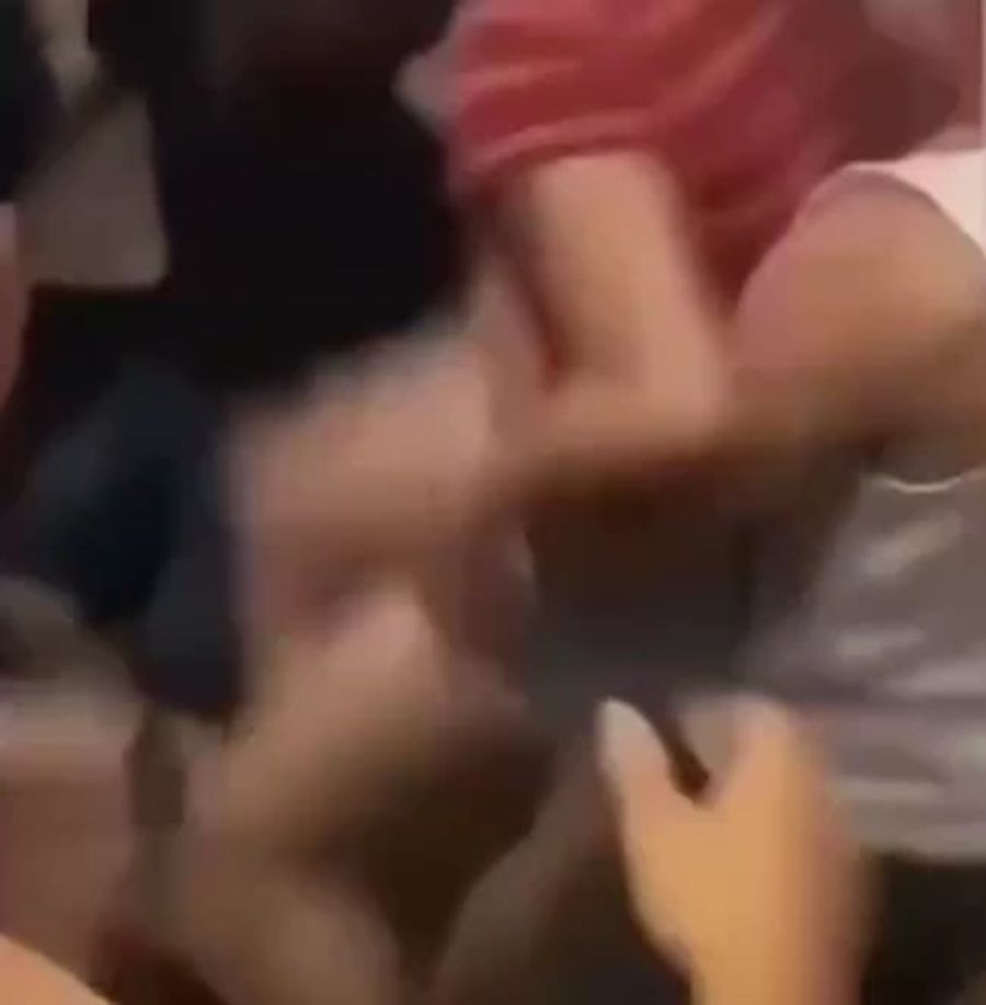 Der Mann hebt die Frau hoch und wirft sie hinter sich zu Boden.