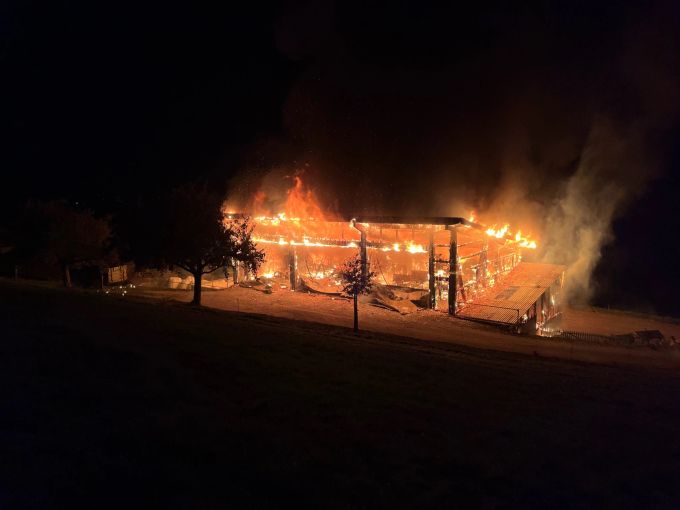 Die Scheune geriet in Vollbrand. Vollbrand