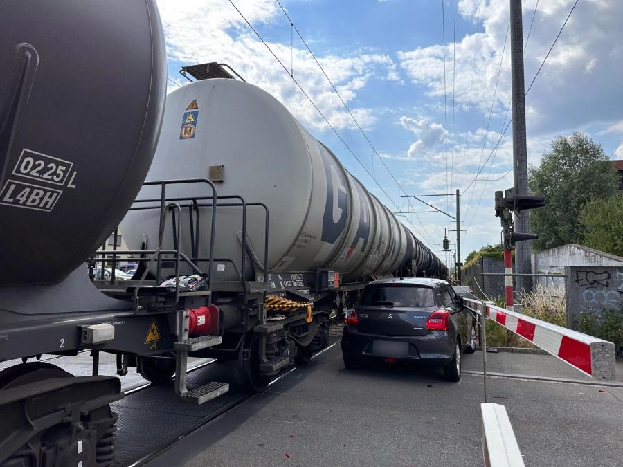 Das Auto befand sich auf dem Bahnübergang, als sich die Schranken schlossen.