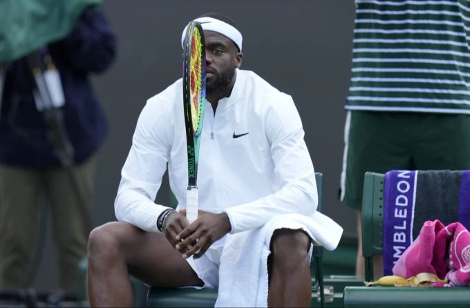 Frances Tiafoe muss in Wimbledon auf die Wiederaufnahme seiner Partie gegen Wu Yibing warten. Frances Tiafoe Wimbledon