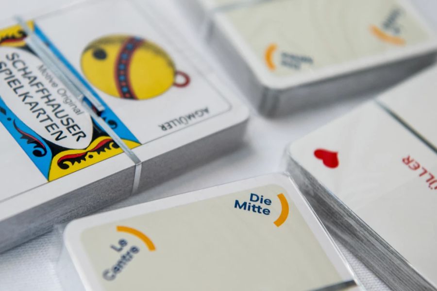 Jasskarten mit dem Logo der «Mitte» für die Wahlen 2023, fotografiert am Sommerparteitag vom 24. Juni 2023 in Sursee.