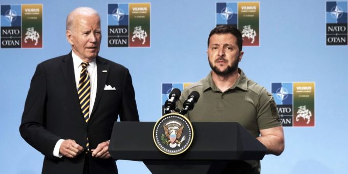 US-Präsident Joe Biden mit seinem ukrainischen Amtskollegen beim Nato-Gipfel in Vilnius. Biden