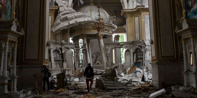 Nach einem russischen Raketenangriff im Zusammenhang mit dem Ukraine-Krieg inspizieren Kirchenmitarbeiter die schweren Schäden in der Verklärungskathedrale in Odessa. Jae C. Hong/AP/dpa Ukraine Krieg