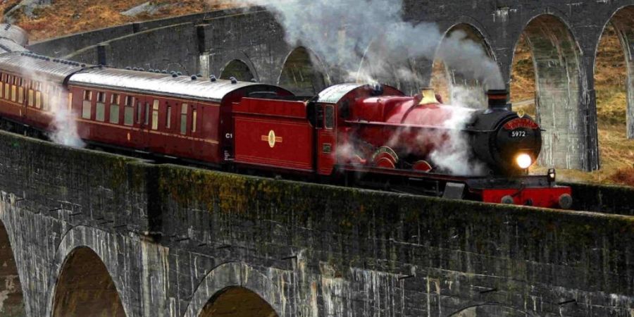 Wer die «Harry Potter»-Filme gesehen hat, kennt die Bilder vom «Hogwarts Express» (Bild) und seiner malerischen Route. In Schottland sind die Fahrten mit einer alten Bahn auf der Strecke vorübergehend ausgesetzt. (Archivbild)