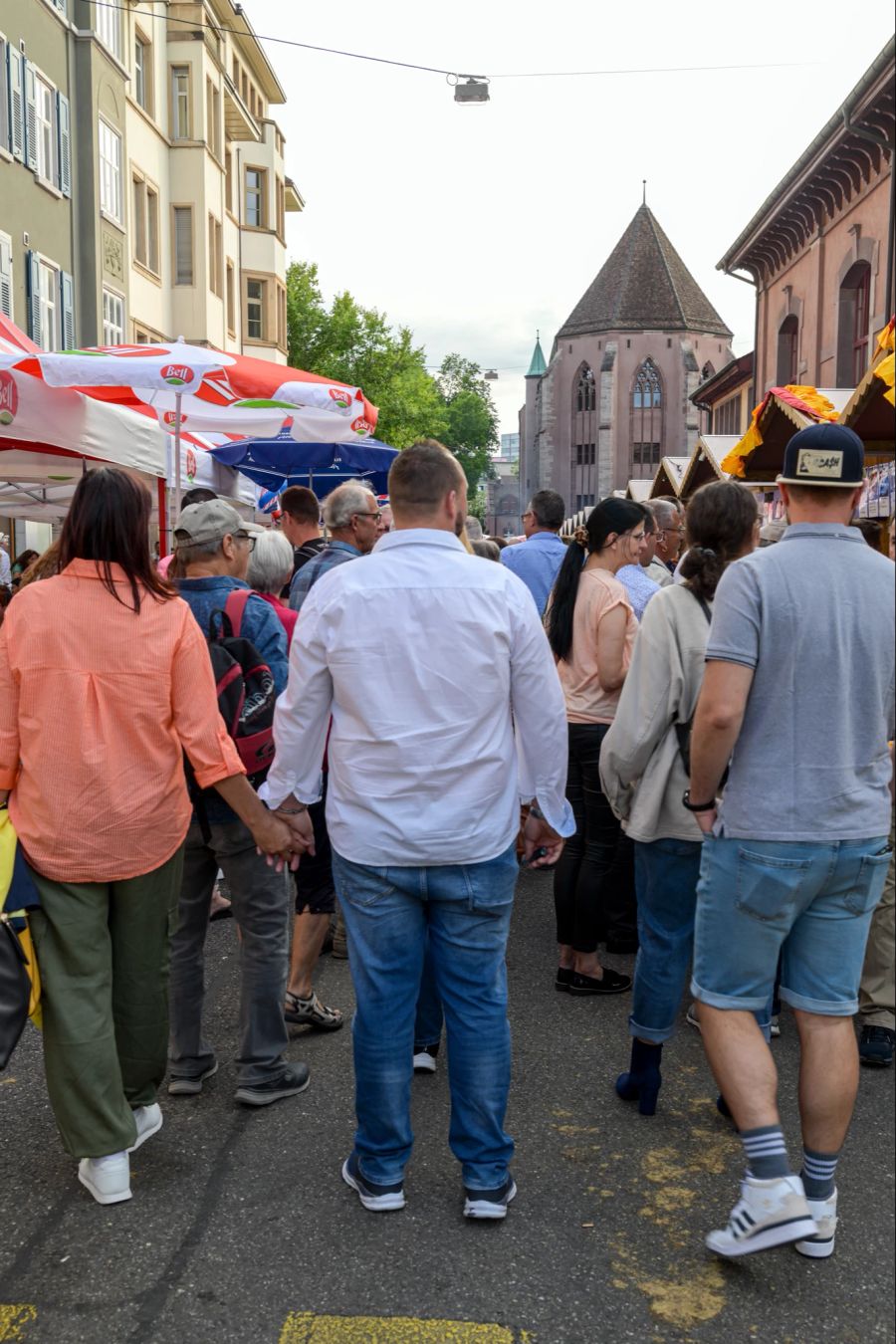 Vor den Ständen herrscht reger Betrieb.