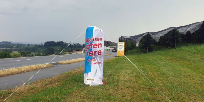 Büchse auf einer Wiese zwischen Gisikon und Rotkreuz. Überdimensionale Büchse auf einer Wiese.