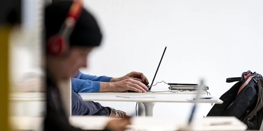 Im Office Club in Berlin-Prenzlauer Berg arbeiten Menschen im Coworking Space. Viele Kleinstunternehmer und Selbstständige ohne Mitarbeiter leiden einer Umfrage zufolge in der anhaltenden Corona-Pandemie unter einer schlechten Auftragslage. Foto: Fabian Sommer/dpa