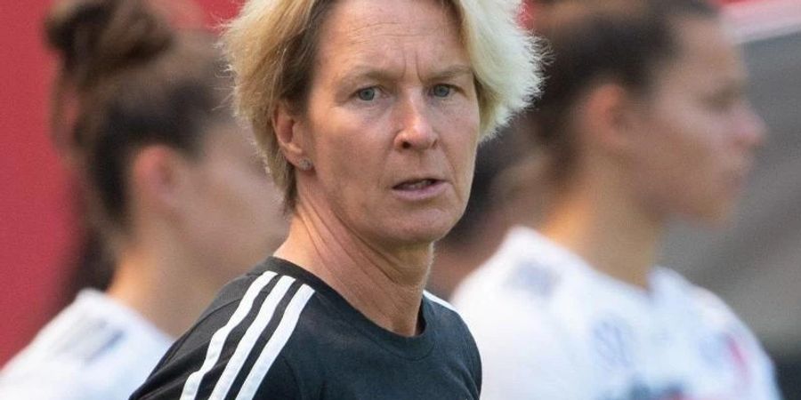 Die deutsche Frauen-Nationaltrainerin Martina Voss-Tecklenburg hat mittlerweile mehrere Corona-Fälle im Team zu beklagen. Foto: Sebastian Gollnow/dpa