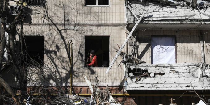 Ein im Ukraine-Krieg zerstörtes Gebäude in Kiew. Noch immer leben Zivilisten in der Hauptstadt – trotz zahlreichen Bombenangriffen durch Russland. Möglich, dass diese mit Schweizer Teilen ausgestattet waren. Ukraine Krieg