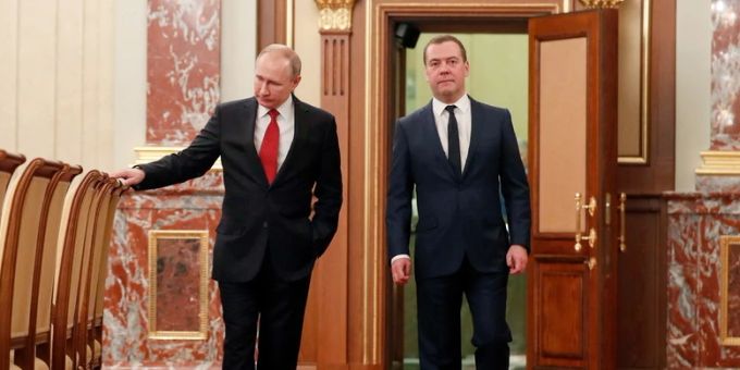 Putin mit dem früheren Präsidenten Dimitri Medwedew. Putin Medwedew Ukraine Krieg
