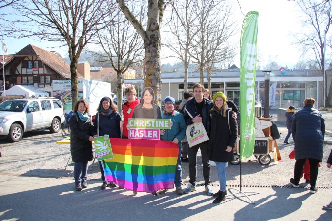 Laura Rossi (Zweite von links) posiert mit anderen Kandidaten an einer Wahlveranstaltung. Laura Rossi