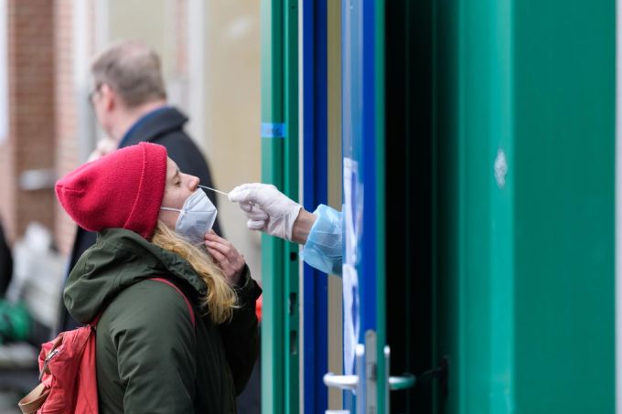 Eine Frau lässt sich aufs Coronavirus testen. Ab Montag steht hierzulande der Booster gegen das Coronavirus zur Verfügung. booster