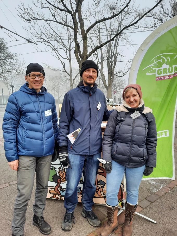 Gajardo Hofmann letzten Samstag beim Flyer verteilen mit Felix Moser (links, bisheriger Gemeinderat) und Adrian Halter (Mitte). Catalina Gajardo Hofmann